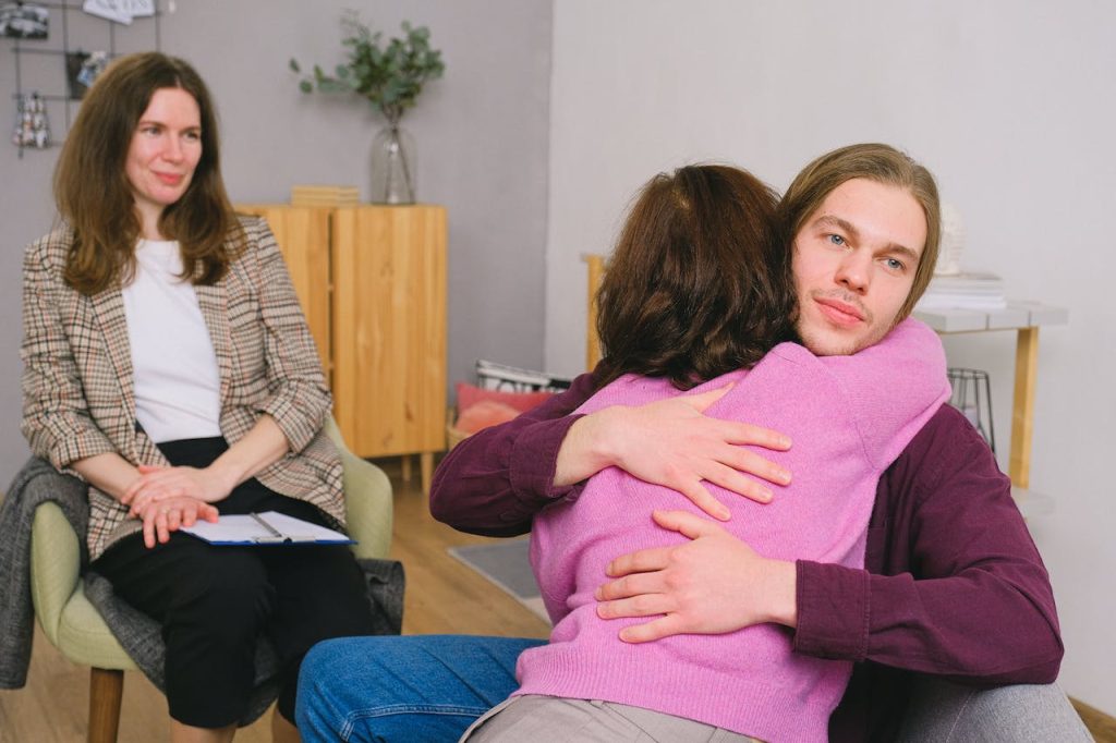 Psikiyatrist ve danışanı arasındaki iletişim, Hipokrat tarafından keşfedilmiş ve iyileşmeye giden yolun anahtarı olarak ifade edilmiştir. Terapötik ilişki ve iletişim, günlük yaşamımızda kurduğumuz iletişimden farklı olarak danışan ve terapist arasında kurulan iletişim şeklidir.